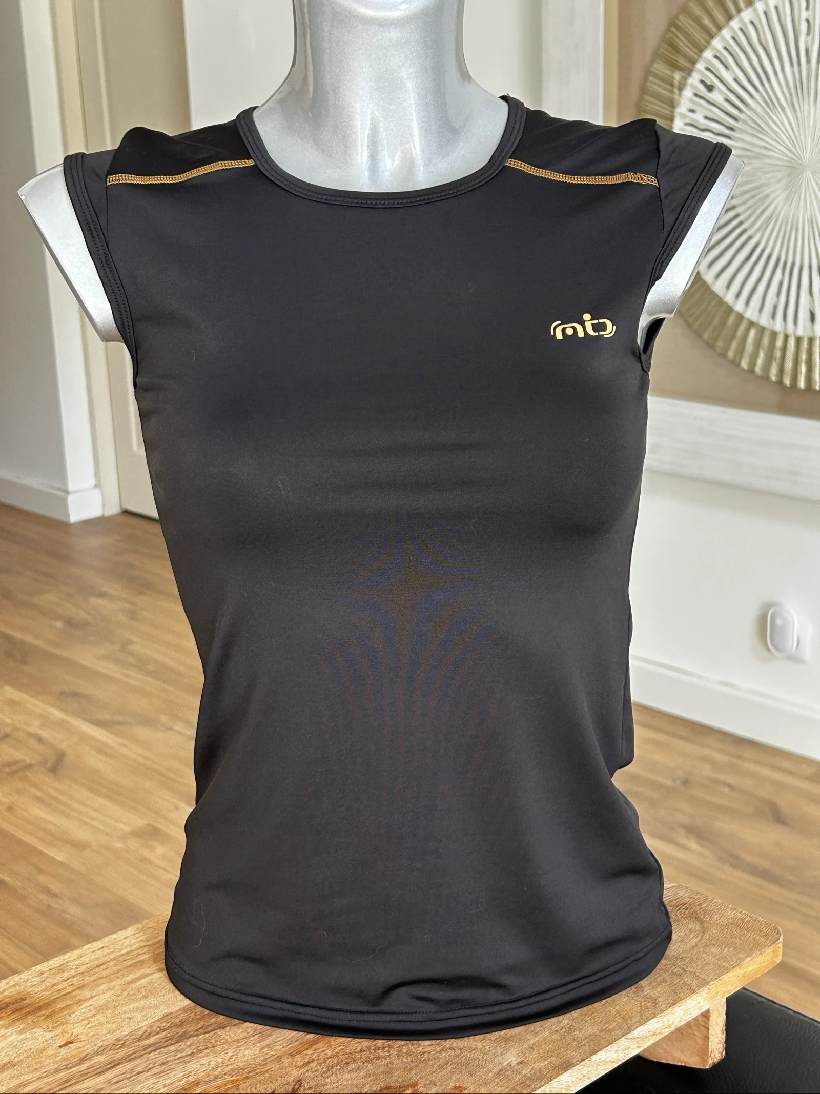 Haut de sport technique noir et détail doré – Taille S